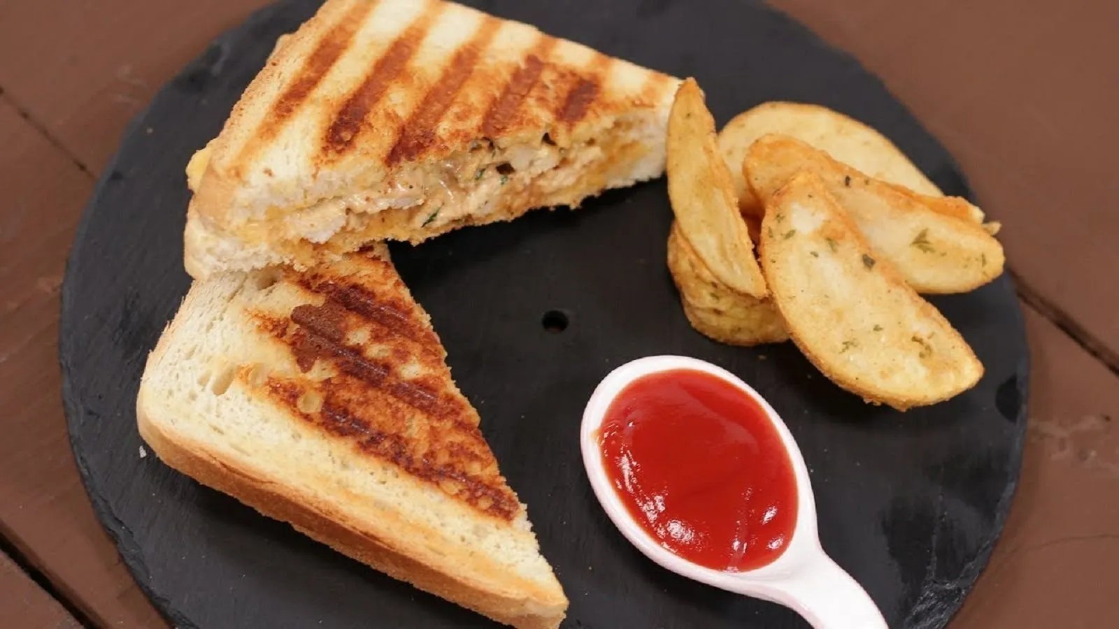 Chicken Mayo Sandwich Recipe छुट्टियों में लें हेल्दी नाश्ते का मजा